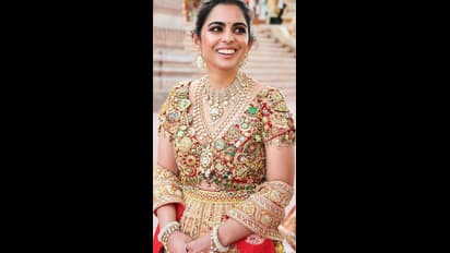 ఇది మామూలు జాకెట్ కాదు.. కోట్ల విలువ చేసే ఈషా అంబానీ బ్లౌజ్ స్పెషాలిటీ ఏంటో తెలుసా? 