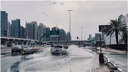 പ്രവാസികളുടെ ശ്രദ്ധയ്ക്ക്, അതീവ ജാഗ്രതയിൽ യുഎഇ, അബുദാബിയിലും ഷാർജയിലുമടക്കം നിയന്ത്രണങ്ങൾ, അതിശക്തമായ മഴ