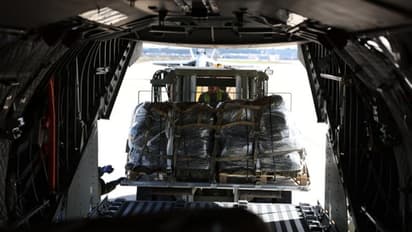 ഗാസയിൽ ആകാശമാർഗം ഭക്ഷണം വിതരണം ചെയ്യുന്നതിനിടെ പാരച്യൂട്ടിന് തകരാറ്, 5 പേർക്ക് ദാരുണാന്ത്യം