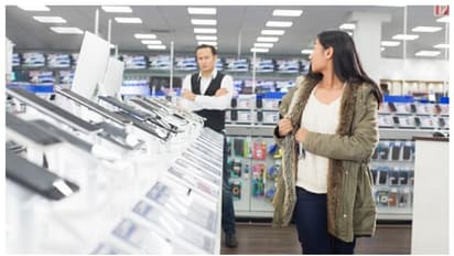 നിശാ ക്ലബില്‍ വച്ച് മോഷണം പോയത് 27,000 രൂപയുടെ മൂന്ന് കോട്ട്; ഒടുവില്‍ ഹൈടെക്കായി കള്ളനെ പിടികൂടി ഉടമ!