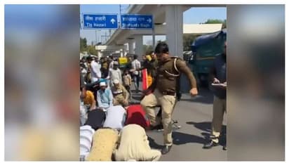 വെള്ളിയാഴ്ച ജുമുഅ നമസ്കാരം റോഡില്, വിശ്വാസികളെ തൊഴിച്ചും ഇടിച്ചും പൊലീസ് ഇന്സ്പെക്ടര് -സസ്പെന്ഷന്