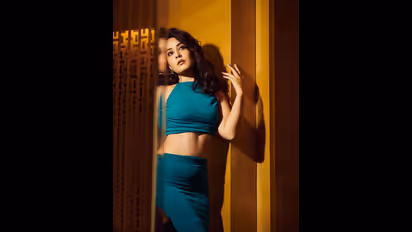 జీరో సైజుతో కిక్కిస్తున్న రాశి ఖన్నా..టైట్ ఫిట్ డ్రెస్ లో మిర్రర్ ముందు ఫోజులు  