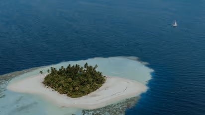 ஆசியாவின் மிகச்சிறிய நாடு எது? குட்டி நாட்டில் என்னலாம் நடக்குது பாருங்க!