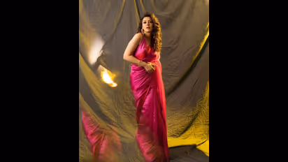 గులాబీ రంగు చీరలో హన్సిక గ్లామర్ విన్యాసాలు.. మత్తు కళ్ళతో మాయ చేస్తున్న యాపిల్ బ్యూటీ 