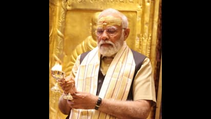 எங்க போனாலும் மக்கள் எங்களைத் தான் பாராட்டுராங்க! குஷியாக போட்டோ போட்ட பிரதமர் மோடி!