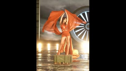 వామ్మో, ఆదిపురుష్ హీరోయిన్ మంటలు పెట్టేస్తోందిగా.. దాచుకోవడానికి ఏమీ లేదు 