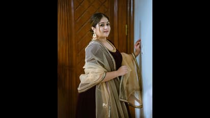 ಮೆರೂನ್‌-ಗೋಲ್ಡನ್ ಕಲರ್ ಸಲ್ವಾರ್‌ನಲ್ಲಿ ಮಿಂಚಿದ ಮೇಘನಾ ರಾಜ್‌, ಅತ್ತಿಗೆಮ್ಮ ಎಂದು ಹೊಗಳಿದ ಫ್ಯಾನ್ಸ್‌