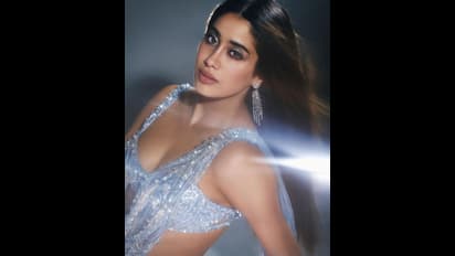 చీర కట్టులో జాన్వీ ధగధగ మెరుపులు.. దేవర బ్యూటీ సొగసు చూసినోళ్లకి చూసినంత 