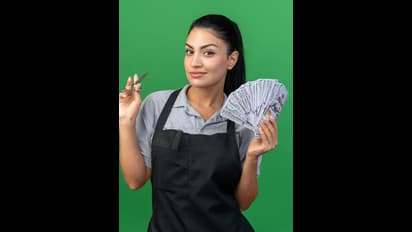 జనాలకు ఫ్రీగా డబ్బులిస్తే ఏం చేస్తారో తెలుసా..?