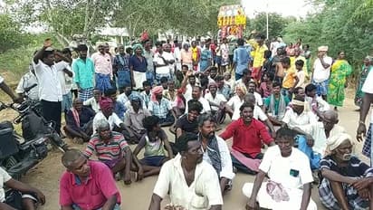 நாங்குநேரி அருகே சுடுகாட்டுக்கு பாதை கேட்டு முதியவர் உடலை வைத்து சாலை மறியல்