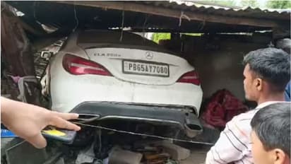 അമിതവേഗതയിൽ മെഴ്‌സിഡസ് കാർ റോഡരികിലെ കടയിലേക്ക് പാഞ്ഞുകയറി ഉറങ്ങിക്കിടന്നയാൾ മരിച്ചു; ഉടമ ഒളിവിൽ