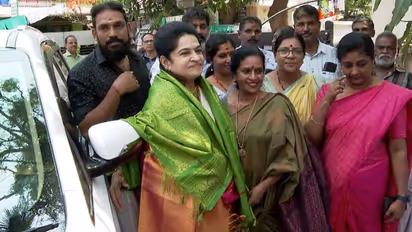 'ചന്ദനക്കുറിയിടുന്നതിനെ വിലക്കി, വര്ഗീയവാദിയാക്കി, മുരളീയേട്ടൻ ജയിക്കുമോയെന്നറിയാൻ ജാതകം നോക്കണം'; പത്മജ