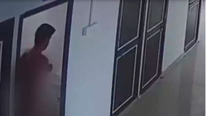 ಡ್ರಗ್‌ ಅಮಲಲ್ಲಿ ಆಸ್ಪತ್ರೆಯಲ್ಲೇ  ಬಟ್ಟೆ ಬಿಚ್ಚಿ ಬೆತ್ತಲಾಗಿ ಓಡಾಡಿದ ಡಾಕ್ಷರ್