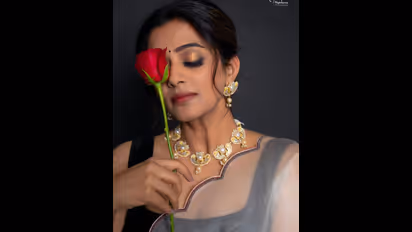 రోజా పువ్వు పట్టుకుని పలచని చీరలో చిలిపిగా కవ్విస్తున్న ప్రియమణి.. వైరల్ ఫొటోస్ 