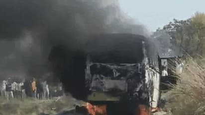 Breaking News: गाजीपुर में एचटी लाइन छू जाने से आग का गोला बनी बस, जिंदा जले 6 बाराती