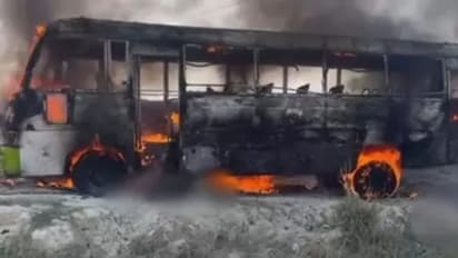 ಹೈವೋಲ್ಟೇಜ್‌ ತಂತಿ ತಗುಲಿ ಬಸ್‌ಗೆ ಬೆಂಕಿ: 5 ಮಂದಿ ಸಾವು