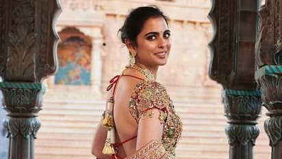 வைரம், தங்க நகைகளால் செய்யப்பட்ட ட்ரெஸ் மூலம் கவனம் ஈர்த்த இஷா அம்பானி.. இதுல இவ்ளோ விஷயம் இருக்கா? 