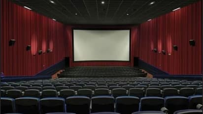 മലപ്പുറത്ത് സൂപ്പർഹിറ്റ് സിനിമക്ക് ടിക്കറ്റെടുത്തു, 10 മിനിറ്റ് പുറത്ത് നിർത്തി; തിയ്യറ്റർ ഉടമക്ക് വൻ തുക പിഴ