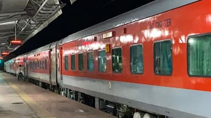 ഇലക്ഷനല്ലേ, കാശായിരുന്നു പ്രതീക്ഷിച്ചത്, ചെന്നൈ മെയിലിൽ കിട്ടിയത് ആളില്ലാ പൊതി; പക്ഷെ നോട്ടം വെറുതെ ആയില്ല!