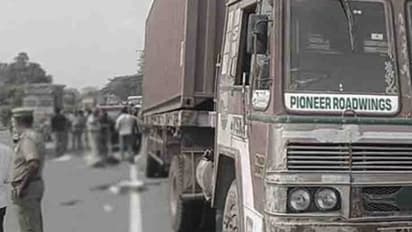 தனியார் பேருந்து மீது உரசிய கன்டெய்னர் லாரி.! படிக்கட்டில் பயணித்த 4 கல்லூரி மாணவர்கள் ரத்த வெள்ளத்தில் பலி.!