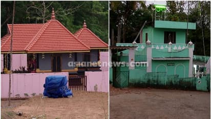 ഇടതു ഭാഗത്ത് ക്ഷേത്രത്തിന്റെ പേര്,  വലതു ഭാഗത്ത് മസ്ജിദിന്‍റെ പേര്, ക്ഷേത്രത്തിനും  മസ്ജിദിനും കൂടി ഒരു കമാനം