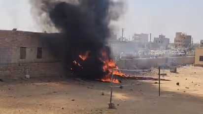 ഇന്ത്യൻ വ്യോമസേനയുടെ തേജസ് യുദ്ധവിമാനം കോളേജ് ഹോസ്റ്റലിന് മുന്നിൽ തകര്ന്നുവീണു, തീപിടിച്ചു