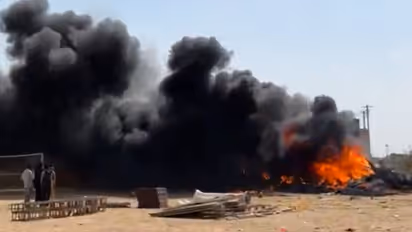 కుప్పకూలిన తేజస్ ఫైటర్ జెట్.. సురక్షితంగా బయటపడ్డ పైలట్