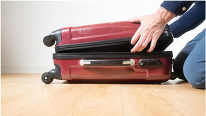 എയര്പോര്ട്ടിലെത്തിയ രണ്ട് യാത്രക്കാരെ സംശയം, കസ്റ്റംസിന്റെ വിശദ പരിശോധന; പിടികൂടിയത് 11 കിലോ ലഹരിമരുന്ന്