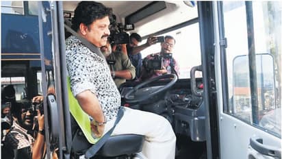 ഒരു സ്കൂട്ടറിൽ 4 കുട്ടികൾ, പെട്ടത് ഗണേഷ് കുമാറിന്റെ മുൻപിൽ; 'കൊച്ചു പിള്ളേരാ, ഉടമയുടെ ലൈസൻസ് റദ്ദാക്കിയേക്ക്'