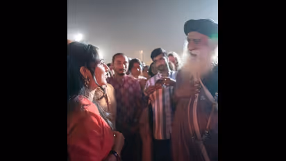 ಸದ್ಗುರು ಜೊತೆ ಡಿಕೆಶಿ ಪುತ್ರಿ ಐಶ್ವರ್ಯಾ, ತಾಳಿ ಹಾಕ್ಕೊಂಡಿಲ್ಲ ಅಂತ ಕಾಲೆಳೆದ ನೆಟ್ಟಿಗರು!