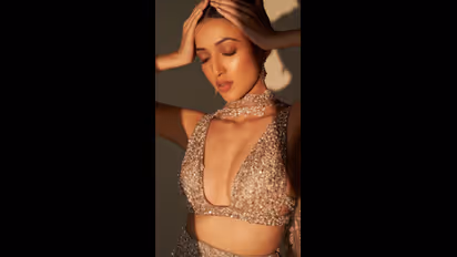 క్లోజప్ గా ధగధగ మెరుపులు మెరిపిస్తున్న నేహా శెట్టి.. క్రేజీ పిక్స్ వైరల్ 