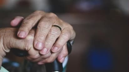 புல்வாமா தாக்குதலில் தொடர்பு... முதியவரை மிரட்டி ரூ.32 லட்சம் அபேஸ் செய்த வாட்ஸ்அப் மோசடி கும்பல்!