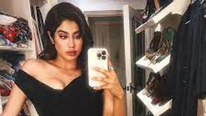 జాన్వీ కపూర్ ఫోన్ స్క్రీన్  పై ఎవరి ఫోటో ఉంటుందో తెలుసా..? లైవ్ లో దొరికేసిందిగా..? 