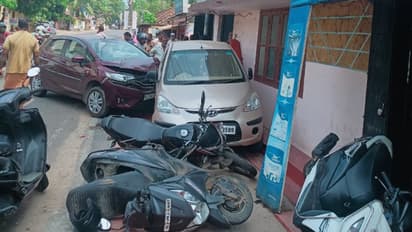 നിയന്ത്രണം വിട്ട കാര് നിര്ത്തിയിട്ട വാഹനങ്ങളിലേക്ക് ഇടിച്ചു കയറി; ഒഴിവായത് വന് അപകടം