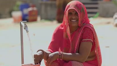 కిలోమీటర్లు వెళ్లాల్సిన అవసరం లేదు.. 75% ఇళ్లకు నేరుగా కుళాయి నీరు.. జల్ జీవన్ మిషన్ విజయాలు !