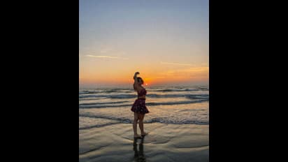 ఇవన్నీ ప్రేమలేఖలే అట..బీచ్ కే అందం తీసుకొచ్చిన బ్రో హీరోయిన్, వైరల్ పిక్స్ 