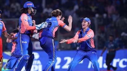 MIW vs RCBW: அடுத்தடுத்து விக்கெட்டுகளை இழந்து தடுமாறும் ஆர்சிபி – இறுதிப் போட்டிக்கு மும்பைக்கு வாய்ப்பு?