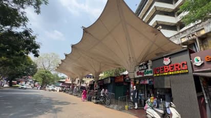 മഴയും വെയിലും ആസ്വദിക്കാം! മൂവാറ്റുപ്പുഴയിലെ പോര് 'വവ്വാല് ഷെഡ്ഡിൽ'; ആരോപണ-പ്രത്യാരോപണവുമായി മുന്നണികള്