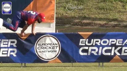 ഇതിലും ഗതികെട്ടൊരു ഫീല്ഡറുണ്ടാകുമോ, ബൗണ്ടറി തടയാനായി ചാടി മറിഞ്ഞ് പന്ത് തടുത്തു; പക്ഷെ പിന്നീട് നടന്നത്