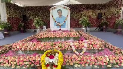 ಪುನೀತ್ ರಾಜ್ಕುಮಾರ್ 49ನೇ ಹುಟ್ಟುಹಬ್ಬ: ಕುಟುಂಬ ಸಮೇತ ಅಪ್ಪು ಸಮಾಧಿ ದರ್ಶನಕ್ಕೆ ಬರುತ್ತಿರುವ ಅಭಿಮಾನಿಗಳು!