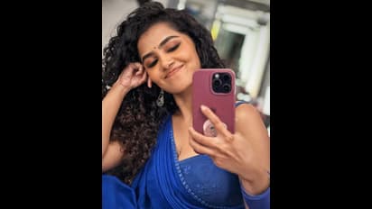 టిల్లు లవర్ క్యారెక్టర్ నుంచి బయట పడలేకున్న అనుపమ.. సెల్ఫీలు తీసుకుంటూ అదే జపం 