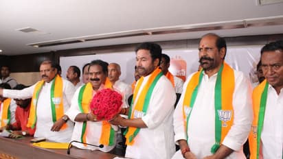 బీఆర్ఎస్ కు దెబ్బ మీద దెబ్బ.. బీజేపీలో చేరిన మాజీ ఎమ్మెల్యే ఆరూరి రమేష్