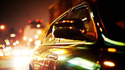 പാതിരാത്രി ഫ്രണ്ട്സിനെ കാണാനിറങ്ങി, 'ഡെയ്‍ഞ്ചറസ് ഡ്രൈവറെ' പിടികൂടാൻ പൊലീസ്, ആളെക്കണ്ടപ്പോൾ ഞെട്ടി, 103 -കാരി