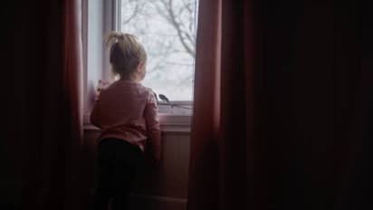 സോഫ, ഗ്ലാസ്, കസേര, പുതപ്പ് ഒക്കെ കഴിക്കുന്ന കുഞ്ഞ്, എന്തു ചെയ്യണമെന്നറിയാതെ അമ്മ