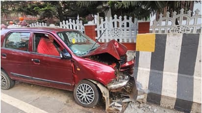 മാരുതി ഓള്ട്ടോ നിയന്ത്രണം വിട്ട് ഇടിച്ചുകയറിയത് കോഴിക്കോട് റോഡരികിലെ കലുങ്കില്; ദമ്പതികൾക്ക് ഗുരുതര പരിക്ക്