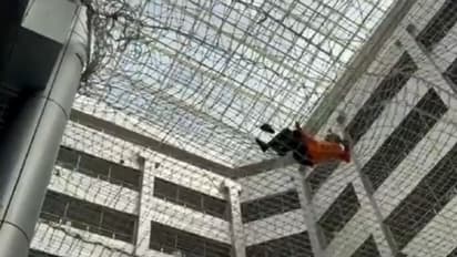 ಮಂತ್ರಾಲಯದ ಕಟ್ಟಡದಿಂದ ಕೆಳಗೆ ಹಾರಿದ ವ್ಯಕ್ತಿ... ರಕ್ಷಿಸಿದ್ಯಾರು?