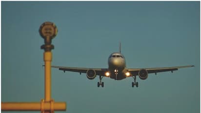 ശുചിമുറിയിൽ അസാധാരണ സാഹചര്യത്തിൽ യാത്രക്കാരൻ, ആത്മഹത്യാശ്രമം; വിമാനത്തിന് അടിയന്തിര ലാൻ്റിംഗ്