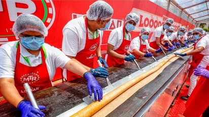 ಅತಿ ಉದ್ದದ ದೋಸೆ ಮಾಡಿ ಗಿನ್ನೆಸ್ ದಾಖಲೆ ಬರೆದ ಎಂಟಿಆರ್!