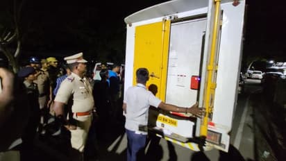 காஞ்சியில் பலகோடி மதிப்புள்ள தங்க நகைகள் பறிமுதல்; பறக்கும் படை அதிகாரிகள் நடவடிக்கை