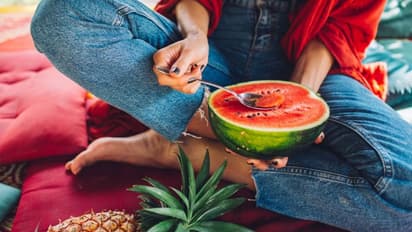 കൊടും ചൂടില് ശരീരം തണുപ്പിക്കാനും നിര്ജ്ജലീകരണത്തെ തടയാനും കഴിക്കേണ്ട പഴങ്ങള്...